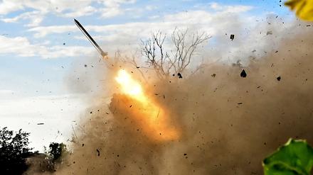 Artilleristen feuern einen RM-70 Mehrfachraketenwerfer nahe der Front ab.