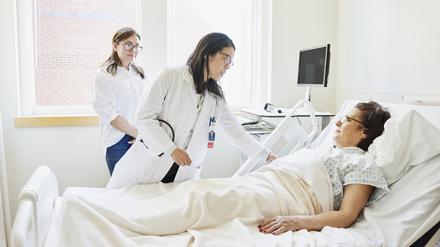 Spricht die Ärztin die Patientin im Bett mit falschem Namen an, liegt vielleicht eine Verwechslung vor. Dann sollte man nicht schweigen. (Symbolbild)