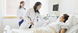 Spricht die Ärztin die Patientin im Bett mit falschem Namen an, liegt vielleicht eine Verwechslung vor. Dann sollte man nicht schweigen. (Symbolbild)