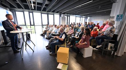 Bei der Wahl des neuen Seniorenbeirats in der Stadt- und Landesbibliothek.