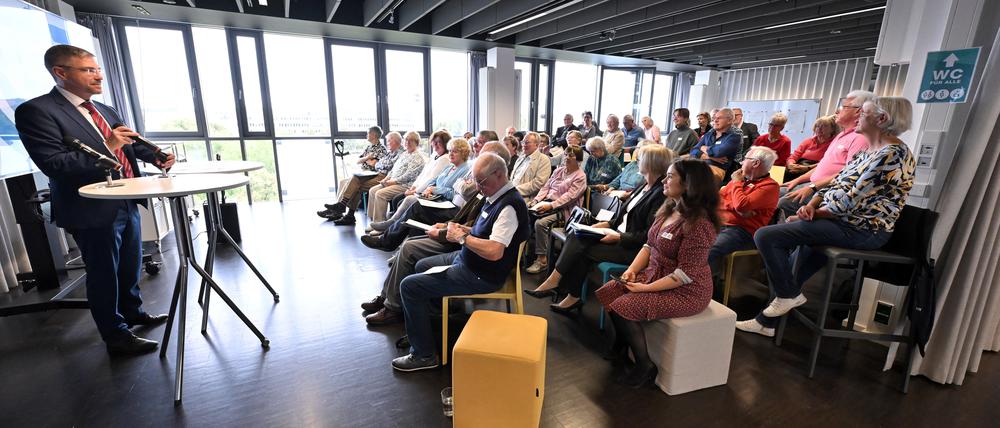 Bei der Wahl des neuen Seniorenbeirats in der Stadt- und Landesbibliothek.