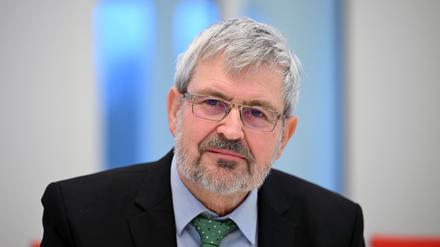 Umweltminister Axel Vogel (Grüne) hat Thorsten Weidner aus dem Kreis Oder-Spree mit dem Naturschutzpreis des Landes ausgezeichnet (Archivbild)