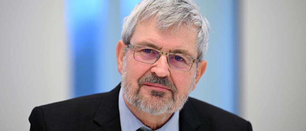 Umweltminister Axel Vogel (Grüne) hat Thorsten Weidner aus dem Kreis Oder-Spree mit dem Naturschutzpreis des Landes ausgezeichnet (Archivbild)