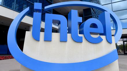 Das Logo des Chipherstellers Intel steht vor der Zentrale des Unternehmens. 