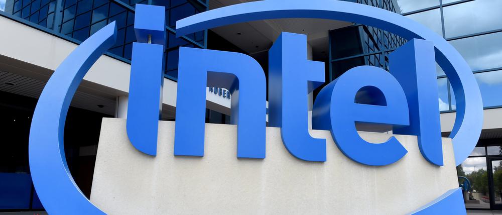 Das Logo des Chipherstellers Intel steht vor der Zentrale des Unternehmens.