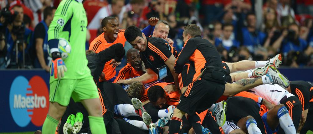 Manuel Neuer nach dem verlorenen Finale 2012 in München. Im Hintergrund jubeln die Spieler des FC Chelsea.