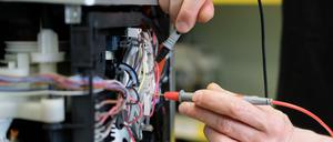 ARCHIV - 20.05.2022, Sachsen, Leipzig: An einem Kaffee-Vollautomaten in einer Reparaturwerkstatt werden elektronische Messgrößen ermittelt. (zu dpa: «Berlin fördert nun Reparatur von Elektrogeräten») Foto: Sebastian Willnow/dpa +++ dpa-Bildfunk +++