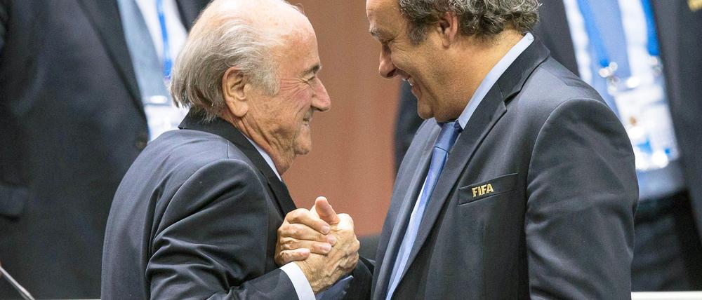 Joseph Blatter (l) und Michel Platini müssen sich erneut vor Gericht verantworten.