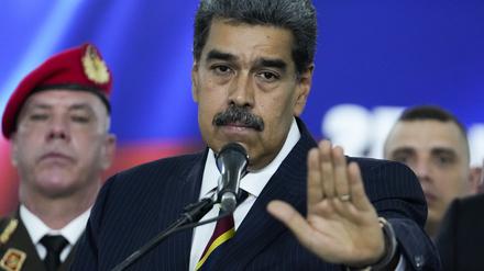 Der venezolanische Präsident Nicolás Maduro spricht vor Journalisten, bevor er den Obersten Gerichtshof verlässt. 