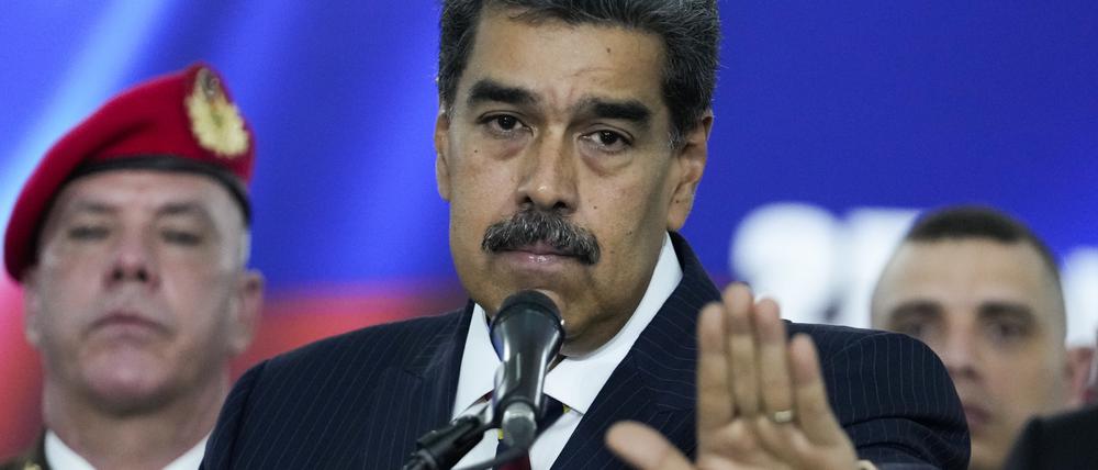 Der venezolanische Präsident Nicolás Maduro spricht vor Journalisten, bevor er den Obersten Gerichtshof verlässt.