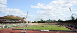Football im alten Jahn-Stadion.