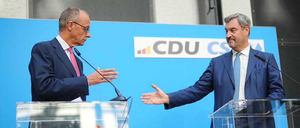 Friedrich Merz (l), CDU-Bundesvorsitzender und Unionsfraktionsvorsitzender, und Markus Söder, CSU-Vorsitzender und Ministerpräsident von Bayern, geben eine Pressekonferenz zur Frage um die Kanzlerkandidatur der Union.
