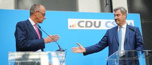 Friedrich Merz (l), CDU-Bundesvorsitzender und Unionsfraktionsvorsitzender, und Markus Söder, CSU-Vorsitzender und Ministerpräsident von Bayern, geben eine Pressekonferenz zur Frage um die Kanzlerkandidatur der Union. 