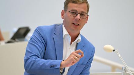 Brandenburgs Linksfraktionschef Sebastian Walter bekräftigt kurz vor der Landtagswahl seine Forderung nach einem AfD-Verbotsverfahren. (Archivbild)