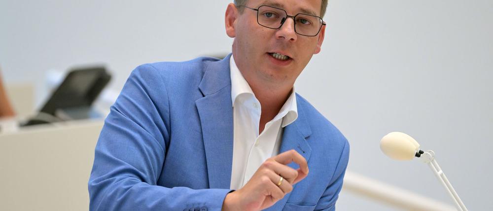Brandenburgs Linksfraktionschef Sebastian Walter bekräftigt kurz vor der Landtagswahl seine Forderung nach einem AfD-Verbotsverfahren. (Archivbild)