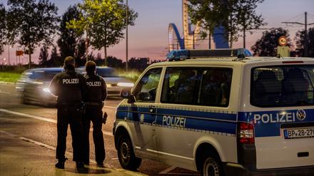 Deutsche Polizeibeamte stehen an der Grenze zwischen Deutschland und Frankreich. 