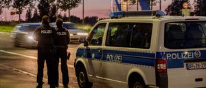Deutsche Polizeibeamte stehen an der Grenze zwischen Deutschland und Frankreich. 