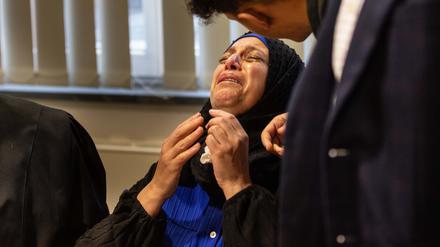 Die Mutter des Opfers bricht vor dem Landgericht zu Beginn des Mordprozesses in Tränen aus. 