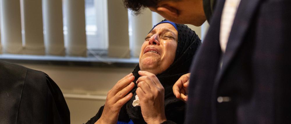 Die Mutter des Opfers bricht vor dem Landgericht zu Beginn des Mordprozesses in Tränen aus. 