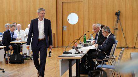 Oberbürgermeister Mike Schubert (SPD) in der Potsdamer Stadtverordnetenversammlung, rechts von ihm seine Beigeordnetenriege.