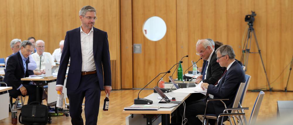 Oberbürgermeister Mike Schubert (SPD) in der Potsdamer Stadtverordnetenversammlung, rechts von ihm seine Beigeordnetenriege.
