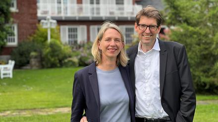 Angekommen in Ottawa: Botschafterin Tjorven Bellmann (l.) und Botschafter Matthias Lüttenberg stehen vor der deutschen Residenz in der kanadischen Hauptstadt. 