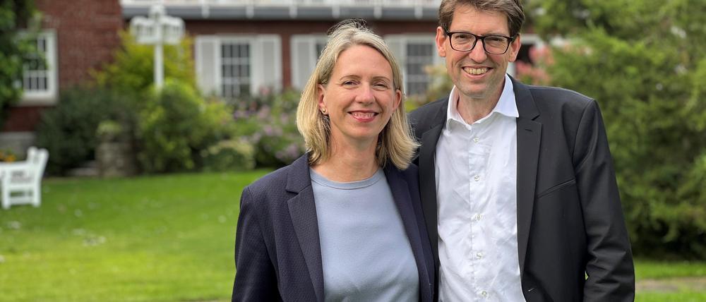 Angekommen in Ottawa: Botschafterin Tjorven Bellmann (l.) und Botschafter Matthias Lüttenberg stehen vor der deutschen Residenz in der kanadischen Hauptstadt. 
