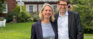 Angekommen in Ottawa: Botschafterin Tjorven Bellmann (l.) und Botschafter Matthias Lüttenberg stehen vor der deutschen Residenz in der kanadischen Hauptstadt. 