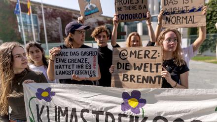 Mitglieder von Fridays for Future Deutschland protestierten am Mittwoch vor dem Bundeskanzleramt.