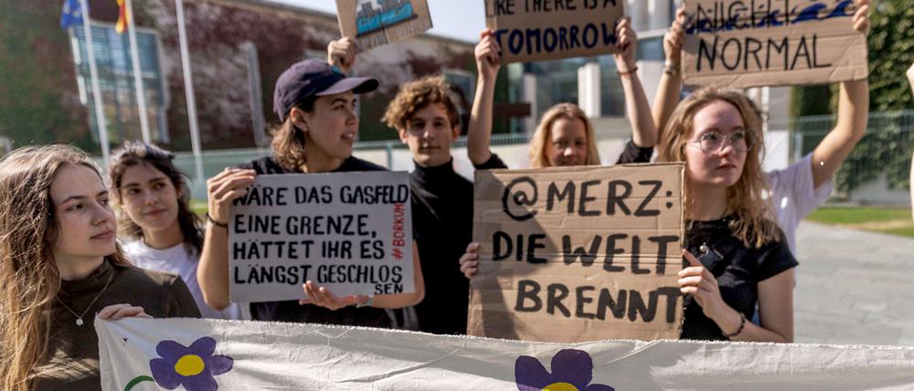 Mitglieder von Fridays for Future Deutschland protestierten am Mittwoch vor dem Bundeskanzleramt.