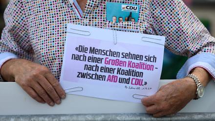 Eine Koalition zwischen AfD und CDU: am Rande einer Wahlkampfveranstaltung in Brandenburg/Havel plädiert ein CDU-Anhänger für diese Option. 