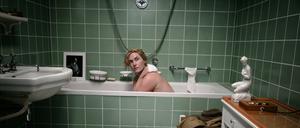 Kate Winslet als Lee Miller in einer Badewanne.