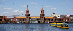 Ein Tragflächenboot fährt als schnelles Wassertaxi über die Spree. Natürlich per E-Antrieb.