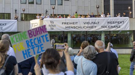 Kultur protestiert. Wie in Essen demonstrieren auch in Brandenburg Kulturschaffende  gegen die Ziele der Partei, die in Teilen als rechtsextremistisch gilt. 