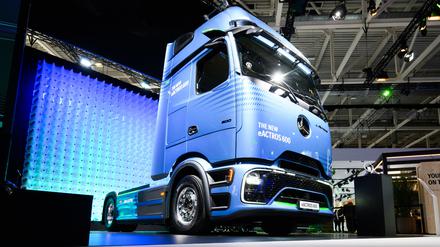 17.09.2024, Niedersachsen, Hannover: Ein Elektro LKW Mercedes-Benz Trucks eActros600 steht bei der IAA Transportation in der Messe Hannover. Die Internationale Automobil-Ausstellung (IAA) Transportation mit dem Schwerpunkt auf für Logistik, Nutzfahrzeuge und den Transportsektor findet vom 17. bis 22. September in Hannover statt. Foto: Julian Stratenschulte/dpa +++ dpa-Bildfunk +++