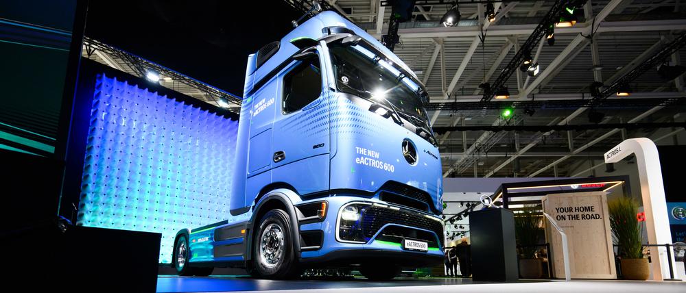 17.09.2024, Niedersachsen, Hannover: Ein Elektro LKW Mercedes-Benz Trucks eActros600 steht bei der IAA Transportation in der Messe Hannover. Die Internationale Automobil-Ausstellung (IAA) Transportation mit dem Schwerpunkt auf für Logistik, Nutzfahrzeuge und den Transportsektor findet vom 17. bis 22. September in Hannover statt. Foto: Julian Stratenschulte/dpa +++ dpa-Bildfunk +++