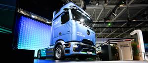 17.09.2024, Niedersachsen, Hannover: Ein Elektro LKW Mercedes-Benz Trucks eActros600 steht bei der IAA Transportation in der Messe Hannover. Die Internationale Automobil-Ausstellung (IAA) Transportation mit dem Schwerpunkt auf für Logistik, Nutzfahrzeuge und den Transportsektor findet vom 17. bis 22. September in Hannover statt. Foto: Julian Stratenschulte/dpa +++ dpa-Bildfunk +++