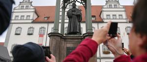 Besucher der Stadt Wittenberg (Sachsen-Anhalt) fotografieren am 31.10.2017 auf dem Marktplatz das Martin Luther Denkmal. 