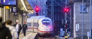 Ein rotes Signal am Bahnhof Stuttgart.