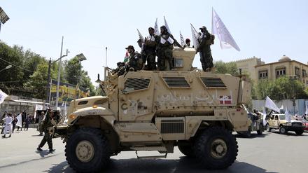 Taliban-Kämpfer feiern den dritten Jahrestag des Abzugs der US-geführten Truppen aus Afghanistan. Vor drei Jahren haben die Taliban in Kabul die Macht übernommen. Während Afghanistan international weitgehend isoliert bleibt, haben die islamistischen Herrscher ihre Macht gefestigt. 