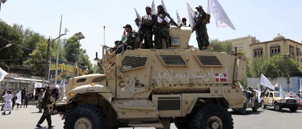 Taliban-Kämpfer feiern den dritten Jahrestag des Abzugs der US-geführten Truppen aus Afghanistan. Vor drei Jahren haben die Taliban in Kabul die Macht übernommen. Während Afghanistan international weitgehend isoliert bleibt, haben die islamistischen Herrscher ihre Macht gefestigt.