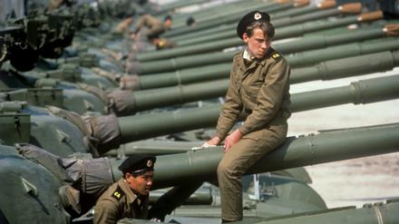 Sowjetische Soldaten sitzen am 05.05.1989 auf ihren Panzern vom Typ T-64 in der Garnison Altes Lager in Jüterbog im Bezirk Potsdam in der DDR. Die Sowjetunion hat an diesem Tag mit dem vor längerer Zeit angekündigten Truppenabzug aus der DDR begonnen. 