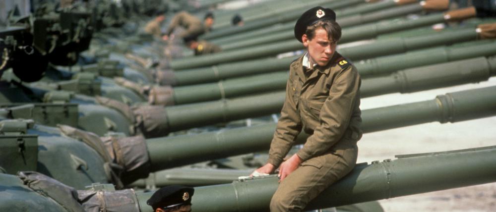 Sowjetische Soldaten sitzen am 05.05.1989 auf ihren Panzern vom Typ T-64 in der Garnison Altes Lager in Jüterbog im Bezirk Potsdam in der DDR. Die Sowjetunion hat an diesem Tag mit dem vor längerer Zeit angekündigten Truppenabzug aus der DDR begonnen.