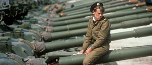 Sowjetische Soldaten sitzen am 05.05.1989 auf ihren Panzern vom Typ T-64 in der Garnison Altes Lager in Jüterbog im Bezirk Potsdam in der DDR. Die Sowjetunion hat an diesem Tag mit dem vor längerer Zeit angekündigten Truppenabzug aus der DDR begonnen. 