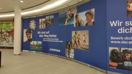 Decathlon soll in die Bahnhofspassagen Potsdam ziehen. Das verkündet ein Plakat im Einkaufscenter in Potsdam.