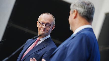 Friedrich Merz (l), CDU-Bundesvorsitzender und Unionsfraktionsvorsitzender, und Markus Söder, CSU-Vorsitzender und Ministerpräsident von Bayern, geben eine Pressekonferenz zur Frage um die Kanzlerkandidatur der Union. 