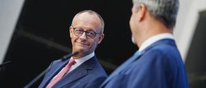 Friedrich Merz (l), CDU-Bundesvorsitzender und Unionsfraktionsvorsitzender, und Markus Söder, CSU-Vorsitzender und Ministerpräsident von Bayern, geben eine Pressekonferenz zur Frage um die Kanzlerkandidatur der Union. 