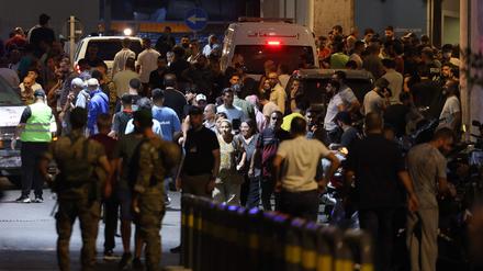 Menschen strömten gestern Abend zu einem Krankenhaus in der Hauptstadt Beirut.
