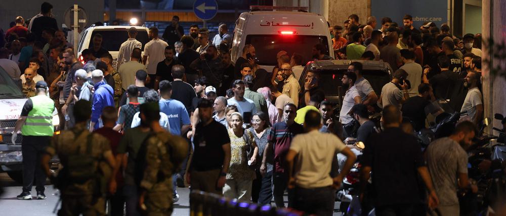 Menschen strömten gestern Abend zu einem Krankenhaus in der Hauptstadt Beirut.