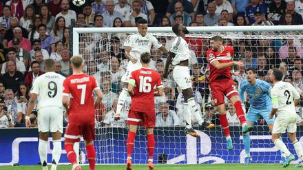  Stuttgarts deutscher Stürmer (Nr. 26) Deniz Undav schießt das erste Tor für sein Team, vorbei an Real Madrids deutschem Verteidiger (Nr. 22) Antonio Rüdiger und Real Madrids brasilianischem Verteidiger (Nr. 03) Eder Militao.